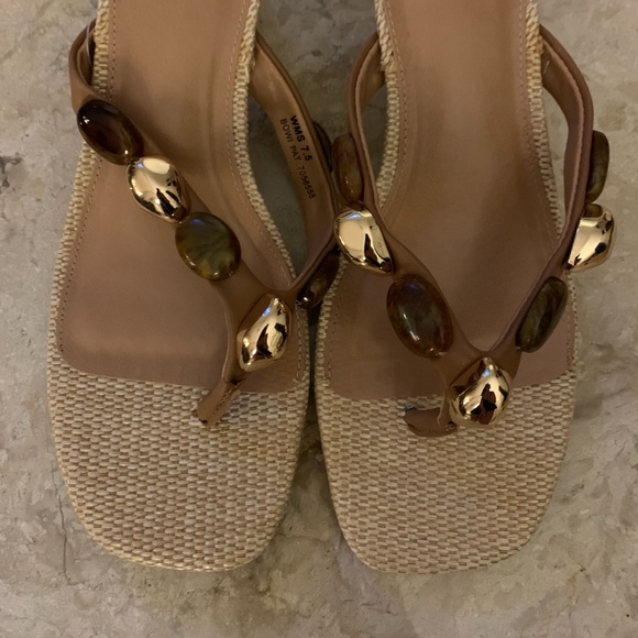 NWOT Size 7.5 Dolce Vita Gold and Gem Studded Sandals - Picture 4 of 9